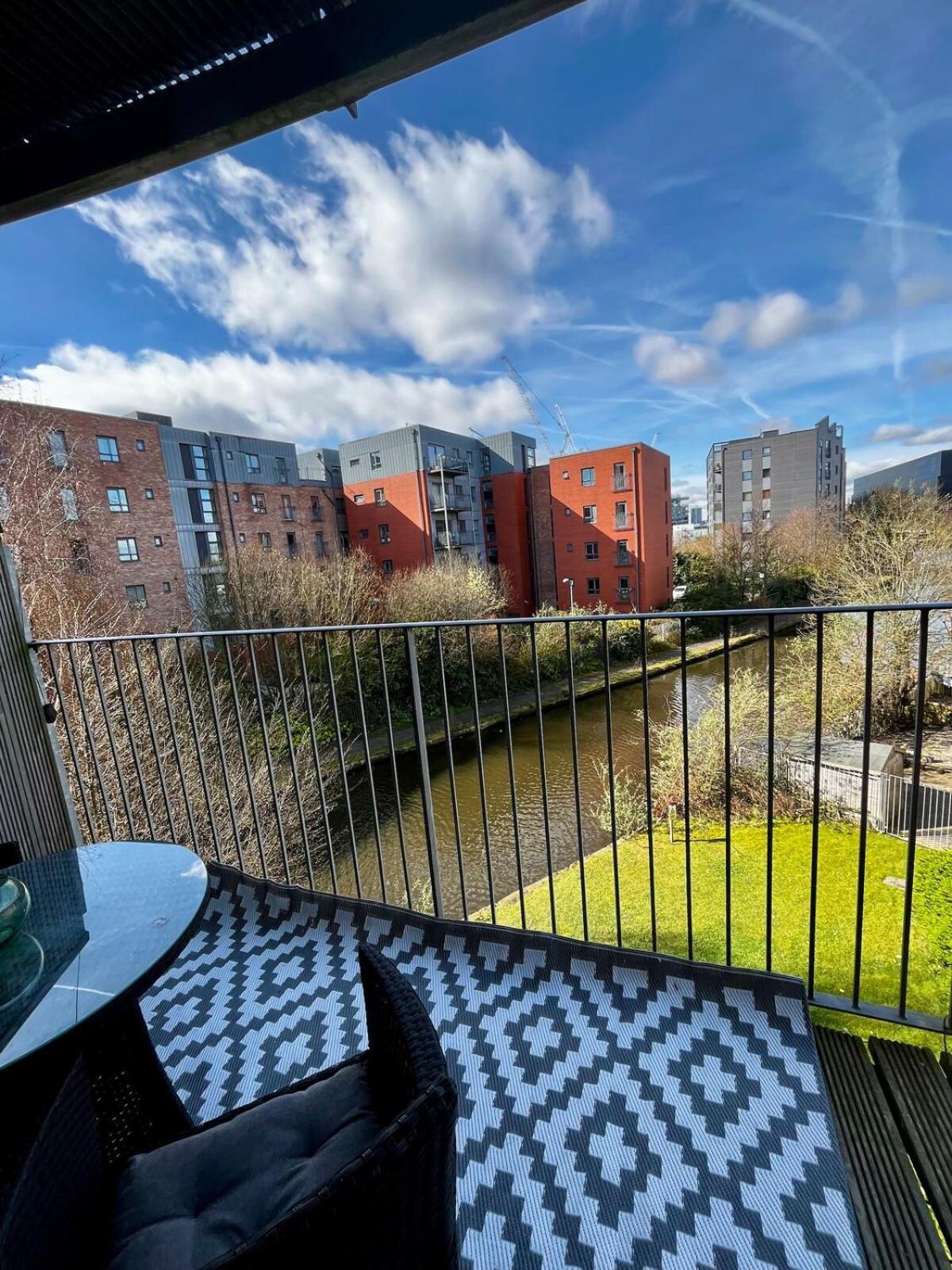 Serene 2-Bed Flat With Canal Views - Coop Live & Ethiad แมนเชสเตอร์ ภายนอก รูปภาพ