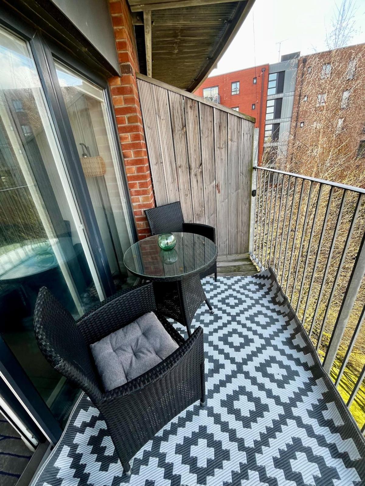 Serene 2-Bed Flat With Canal Views - Coop Live & Ethiad แมนเชสเตอร์ ภายนอก รูปภาพ